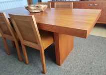 Mesa de madeira e cadeiras almofadadas