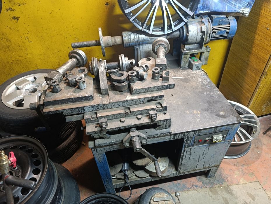 Станок для рихтовки стальних дисків