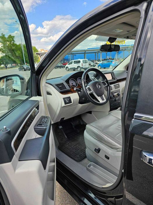 Мінівен Volkswagen Routan у максимальній комплектації SEL Premium.