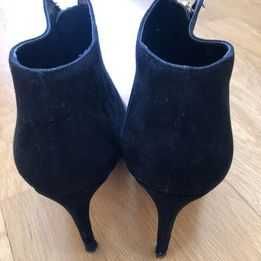 Botim preto (Zara)