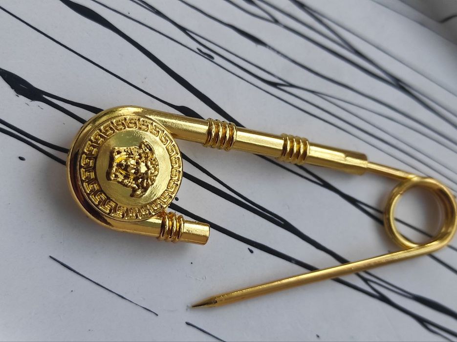 Шпильки, брошки з горгоною версаче