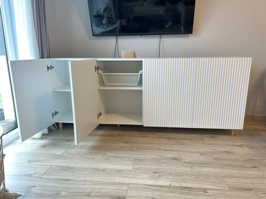 komoda biała z ryflowanymi frontami