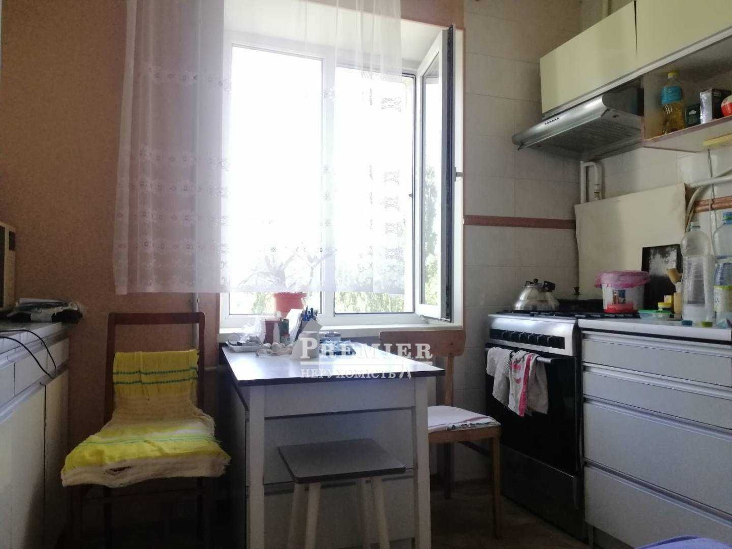 Продам велику 4-кімнатну квартиру в цегляному будинку