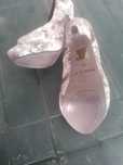 Sapatos cinzentos salto alto