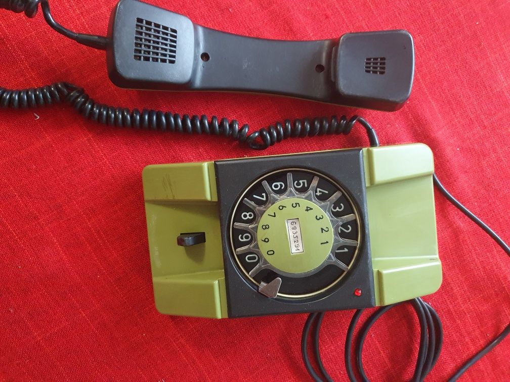 Stary telefon z tarczą obrotową PRL Telcom