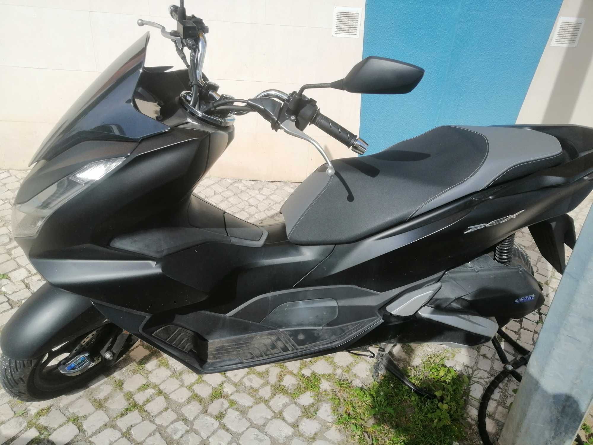 Vendo moto  pcx, mto bem estimada