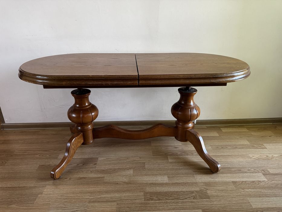 Stylowy stół drewniany rozkładany