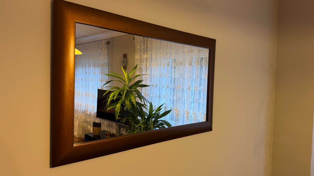 Lustro w ramie do salonu
