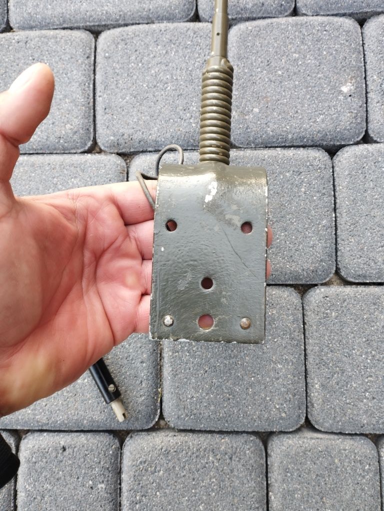 Antena wojskowa podstawa UAZ, KRAZ do radiostacji R105, R107