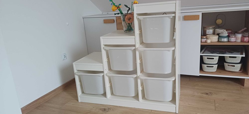 Szafki z pojemnikami Ikea