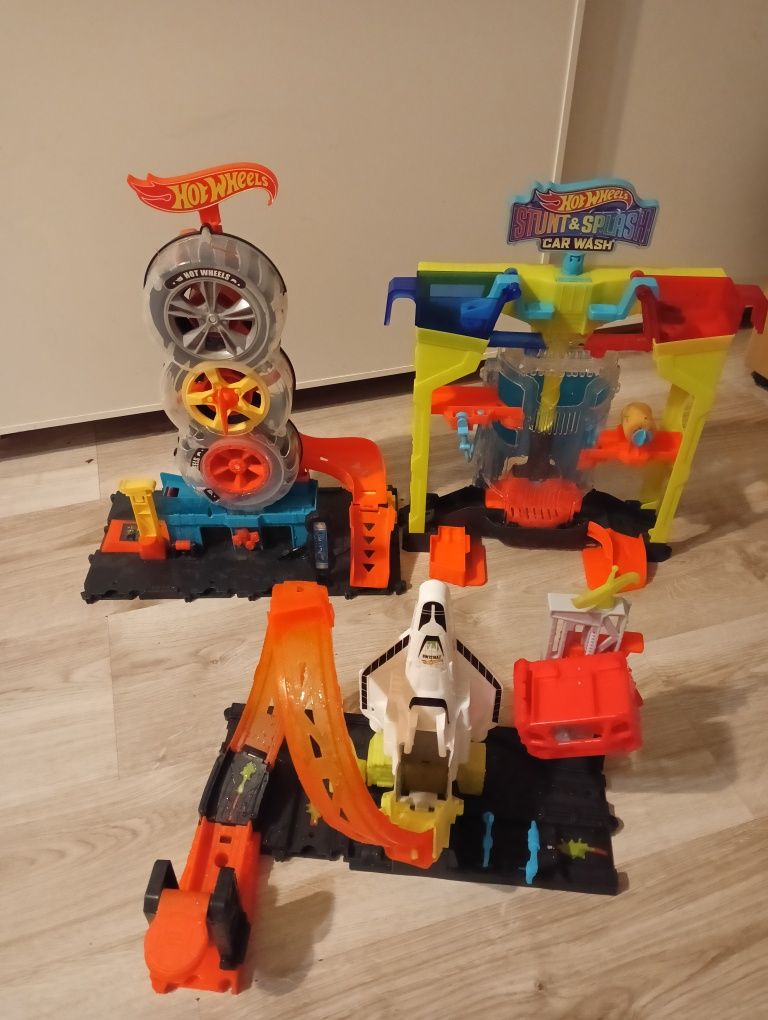 3 Tory hotwheels