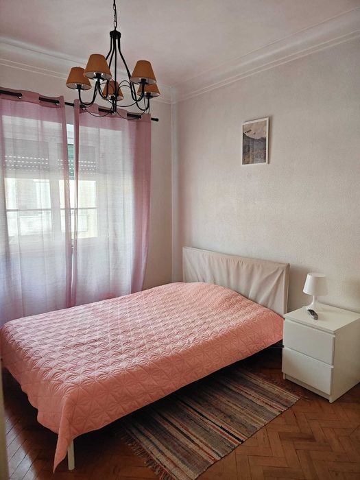 Aluga-se quarto individual, amplo, tipo estúdio, em Benfica/Lisboa