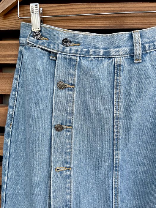 Джинсова спідниця з трендовим розрізом на гудзиках