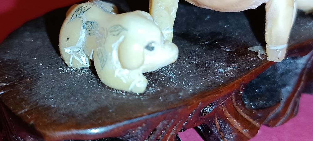 Antigo netsuke a representar porca e as suas crias