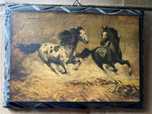 Peça em madeira com imagem de cavalos