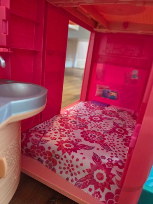 Mattel Barbie Kamper z basenem i zjeżdżalnią