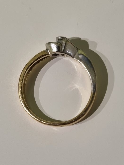 złoty pierścionek z diamentem