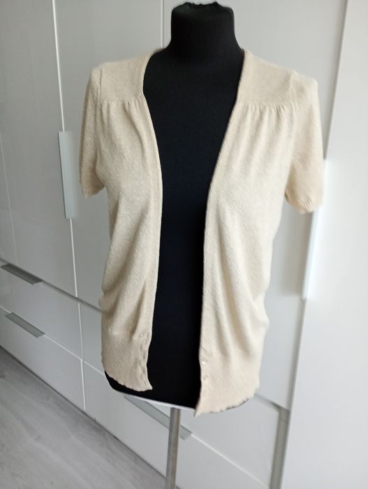 Ładna narzutka sweterkowa z krótkim rękawem