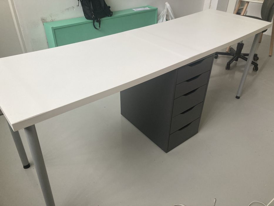 Mesa branca em fórmica + módulo de 5 gavetas IKEA