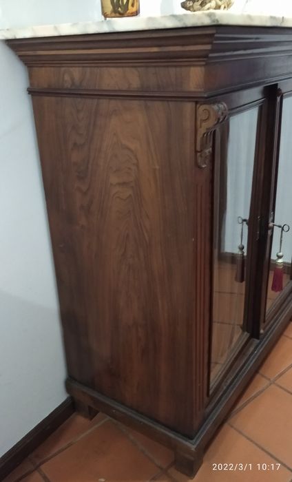 Móvel antigo com pedra mármore