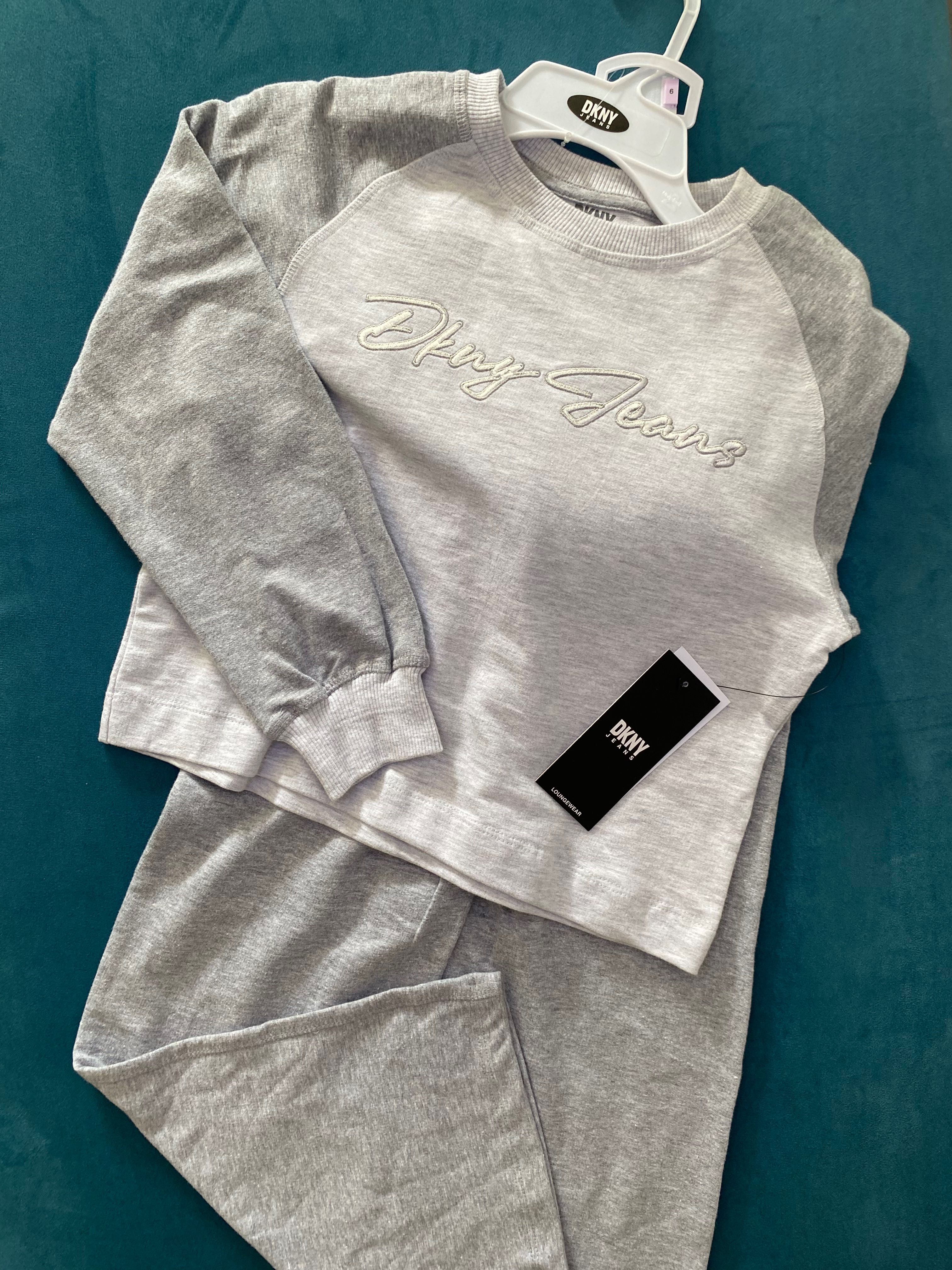Комплект домашнього одягу світло-сірого кольору від DKNY