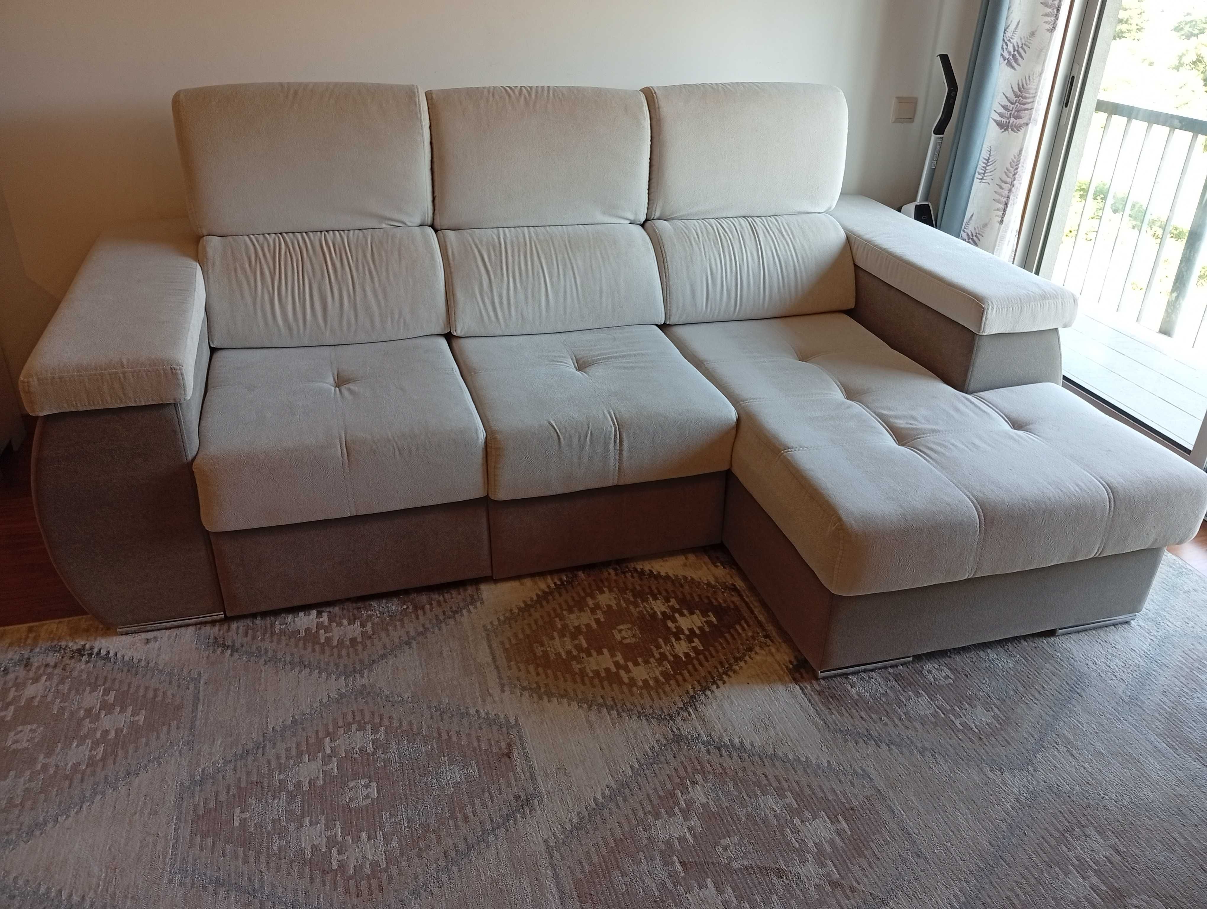Sofá com chaise longue e arrumos