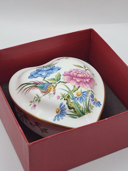 Porcelanowe pudełko na drobiazgi Spode