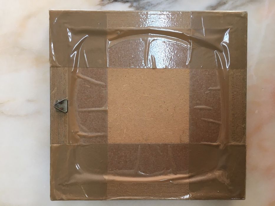 Monograma em ponto cruz letra “F”, com moldura, feito à mão.