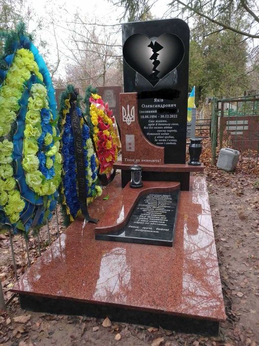 Пам'ятні плити, фотоскло, колумбарії. Благоустрій могил.