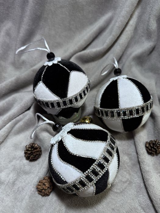 Набір ялинкових прикрас ручної роботи.