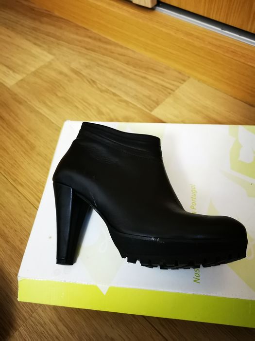 Botins em pele se salto alto com apoio