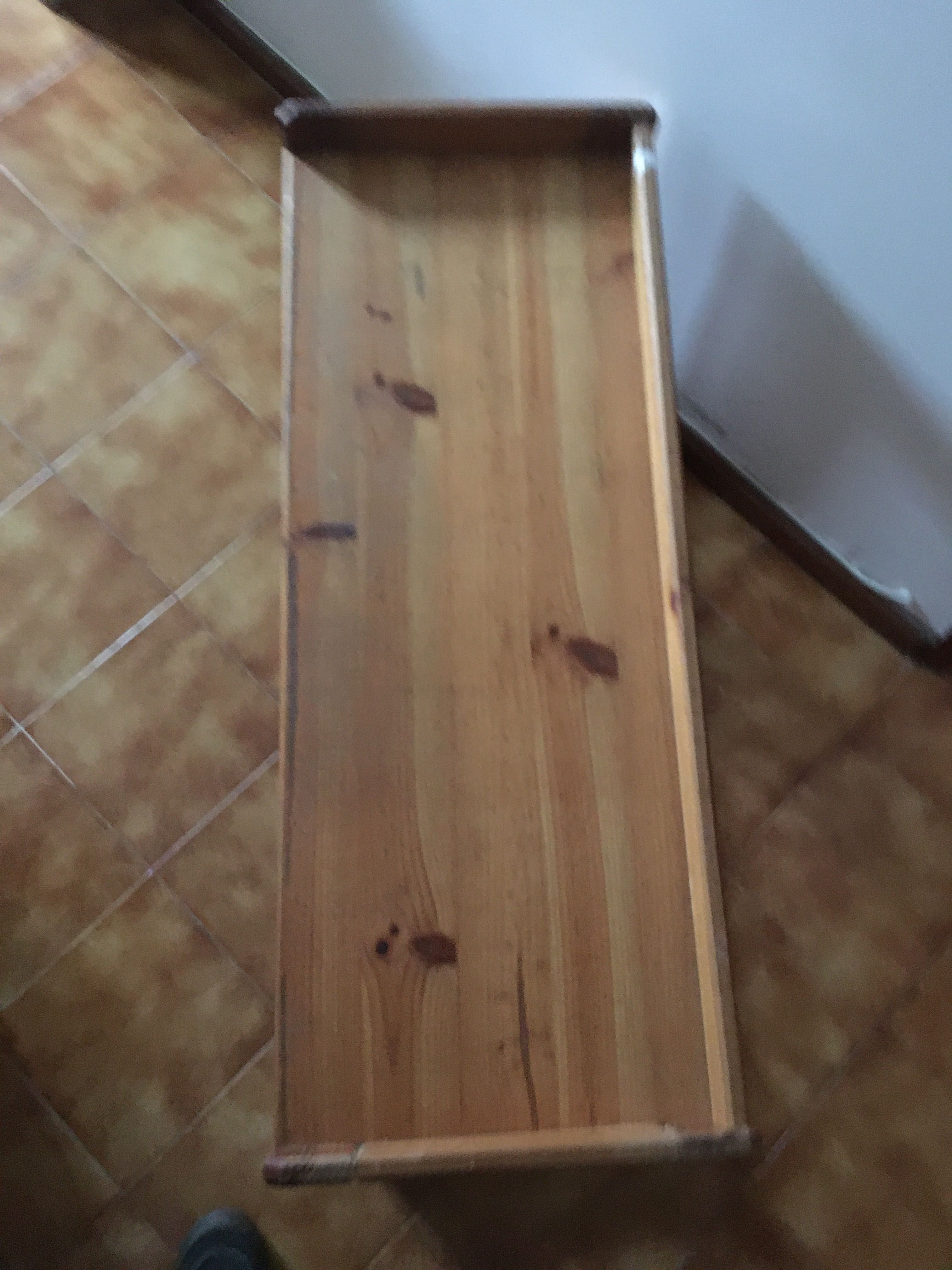 Estante de duas prateleiras.
