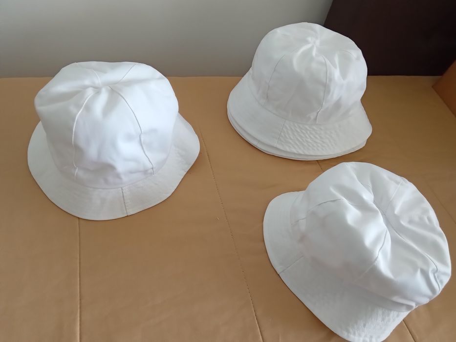 Chapéus em tecido brancos