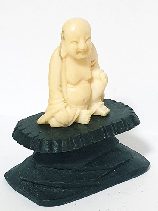 Pequena preciosa antiga escultura asiática de um Buda
