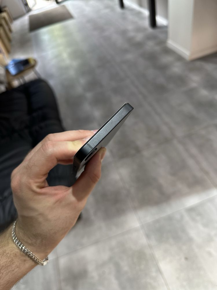 iPhone 16e 128GB Black eSim