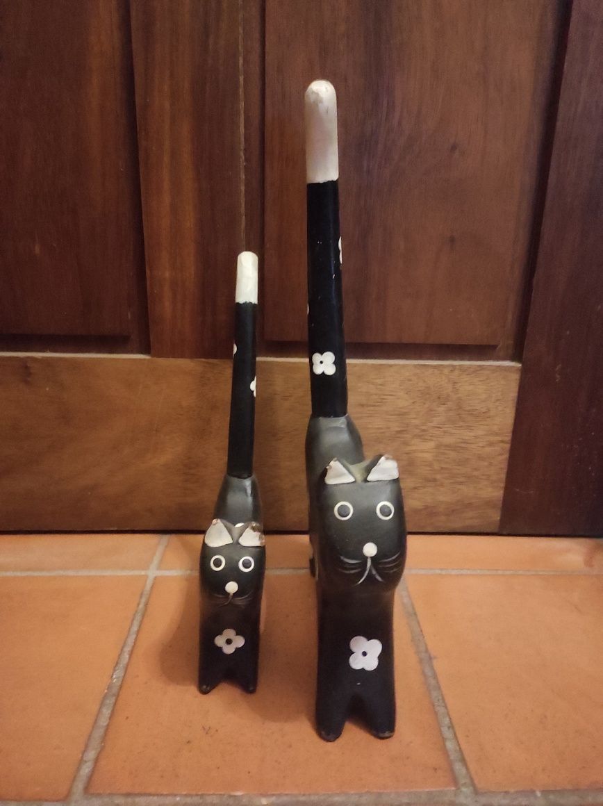 Gatos pretos madeira