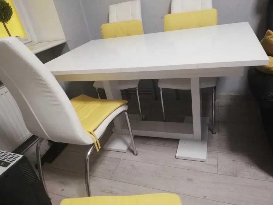 duży stół i krzesła
