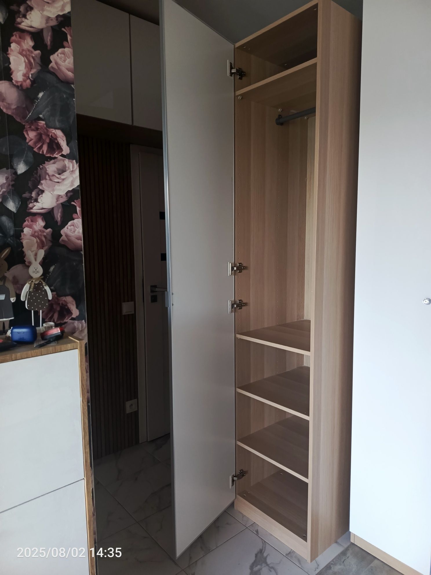 Szafa jak nowa, pojemna z lustrem
