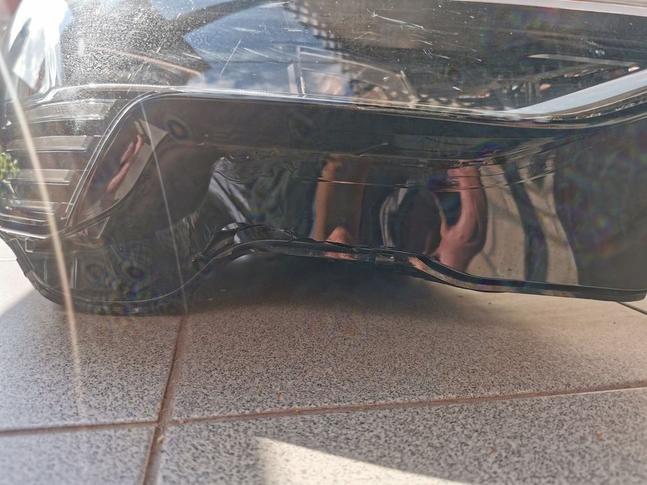 Продаю праву фару Audi E-tron