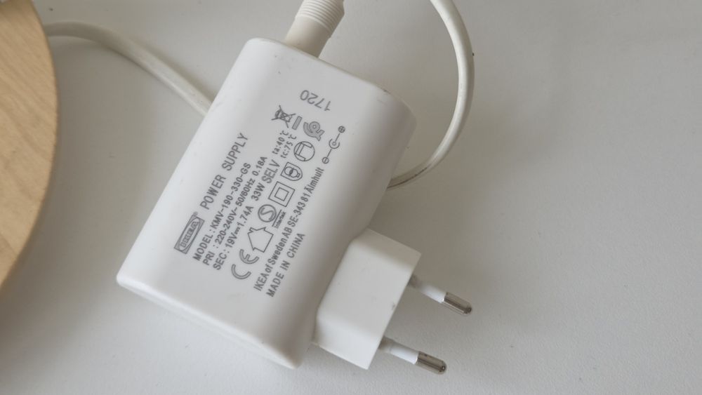 Lampa biurkowa IKEA Riggad Led z ładowarką Indukcyjną