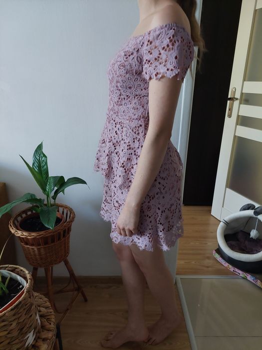 Koronkowa wrzosowa sukienka