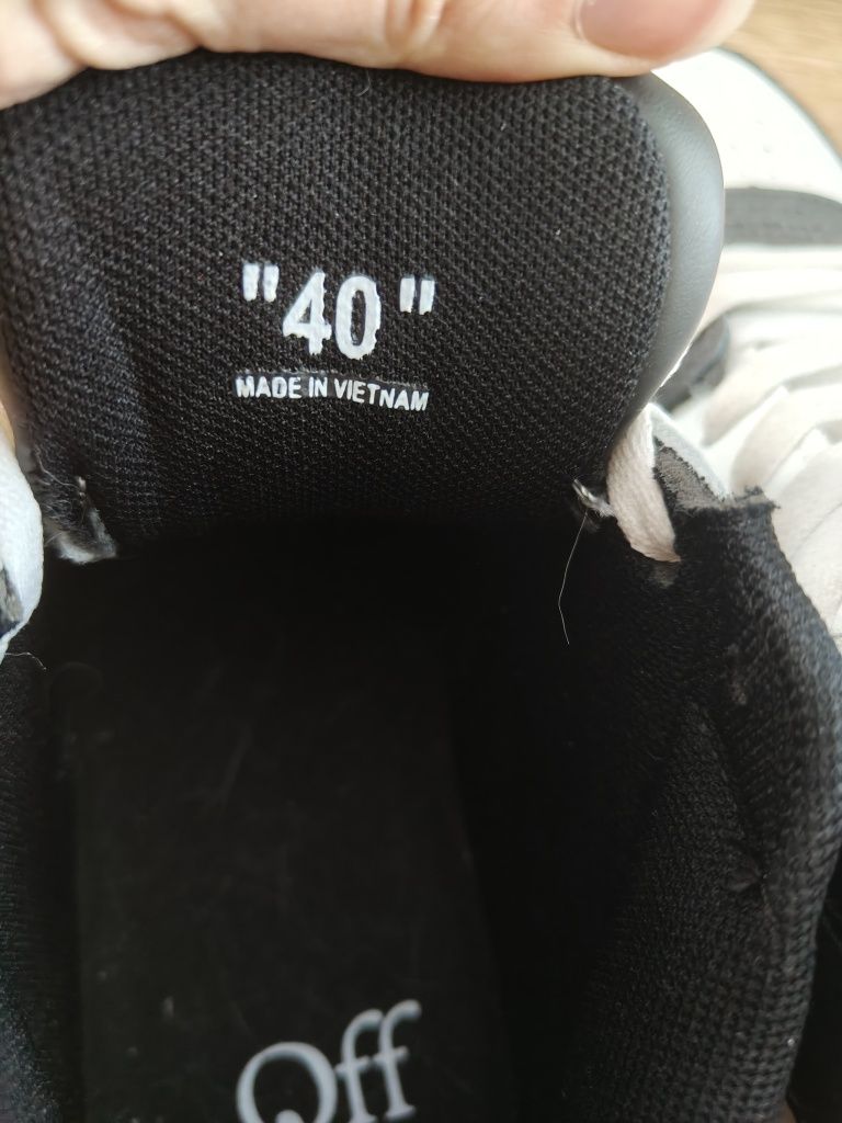 Czarne sneakersy off-white out off office 40