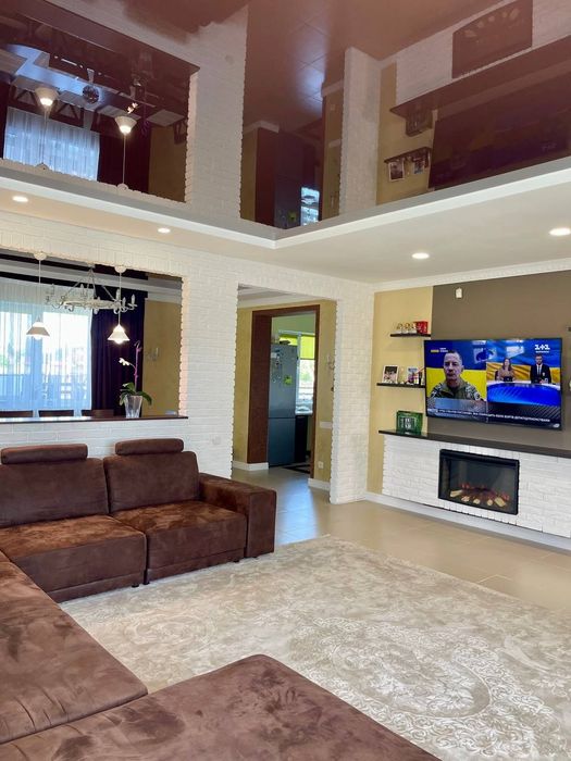 Продається двоповерховий ексклюзивний будинок в передмісті