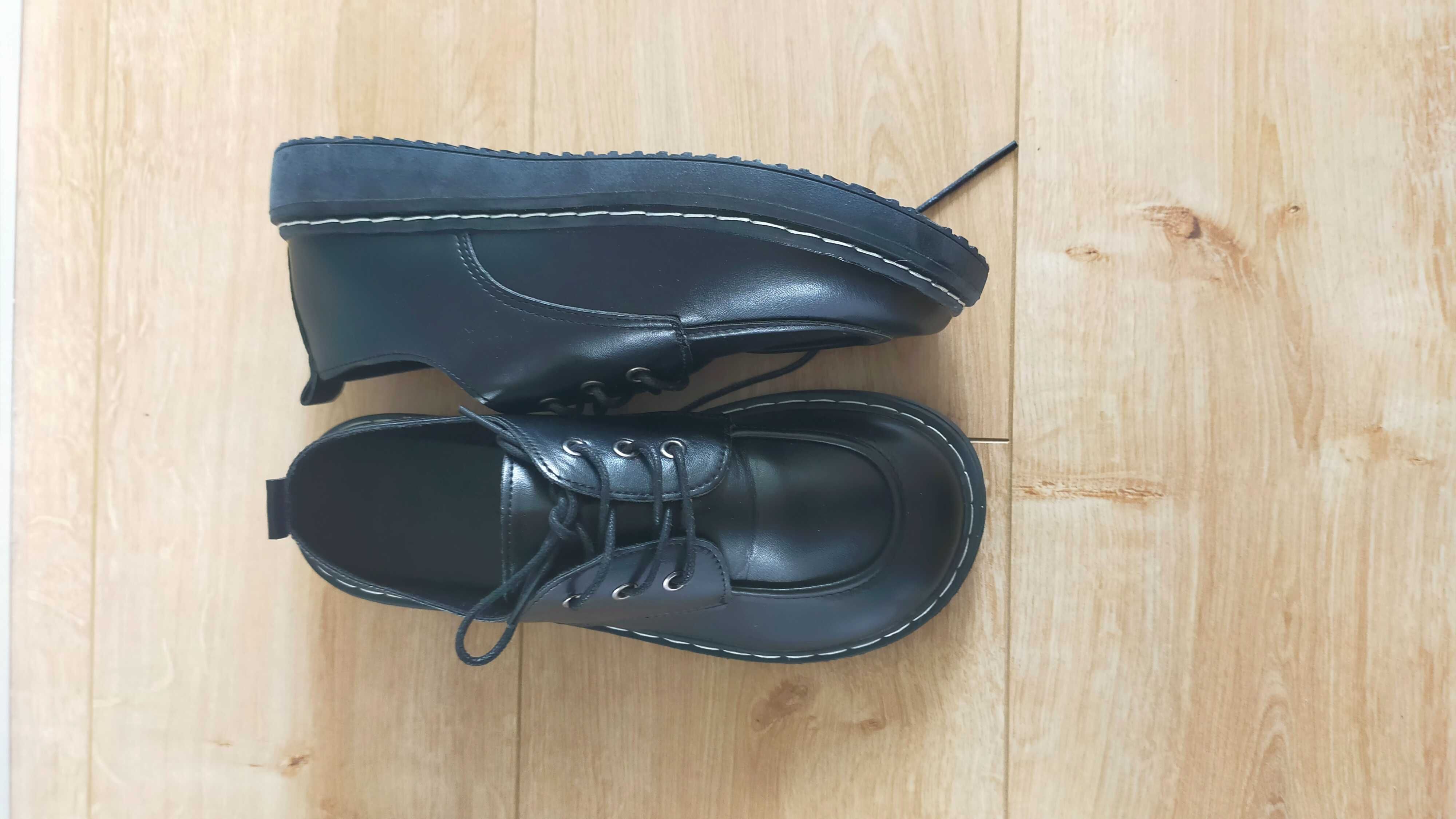 Sapatos novos tipo Oxford pretos com atacadores
