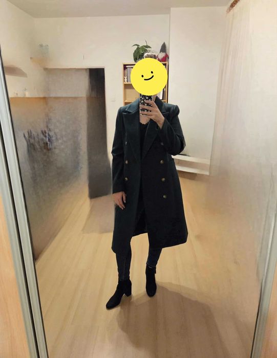 Piękny płaszcz w kolorze butelkowej zieleni, rozmiar S