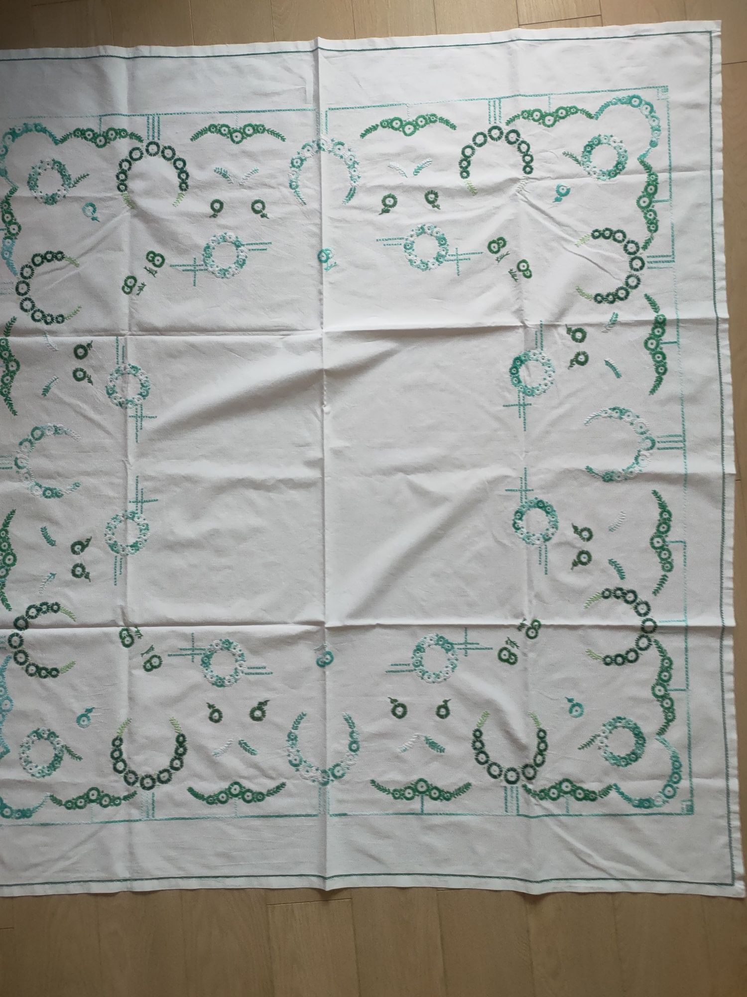 Obrus bawełniany, ręczny haft w odcieniach zieleni, kwadrat 130cm