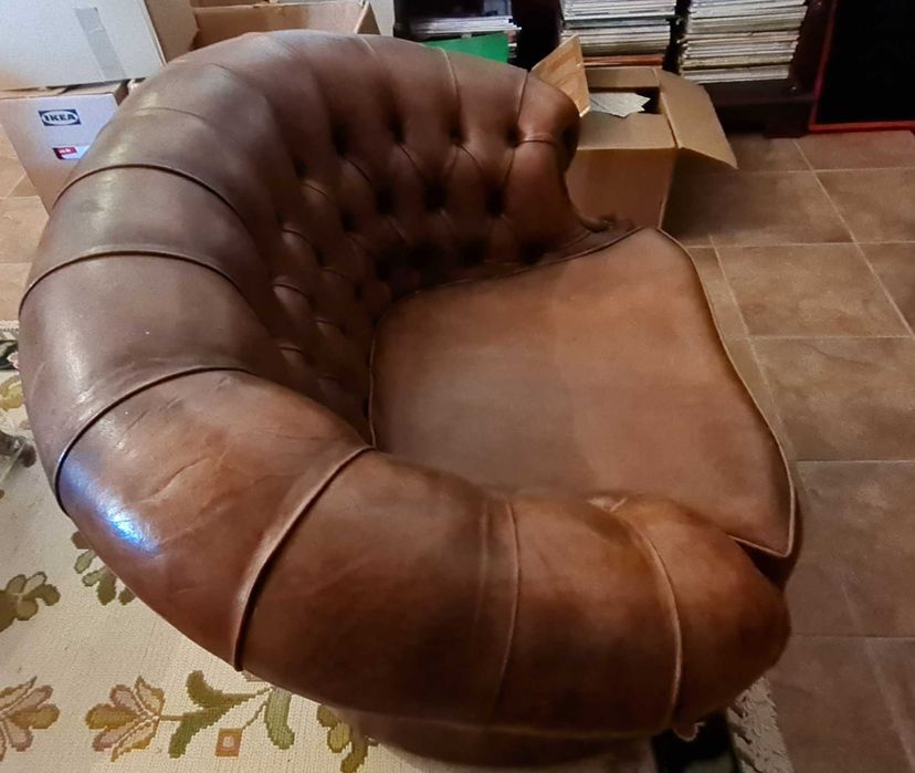 Poltrona em pele capitonné