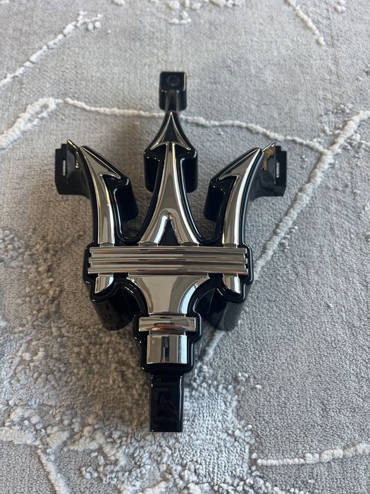 Emblemat z podstawka Maserati Ghibli lift