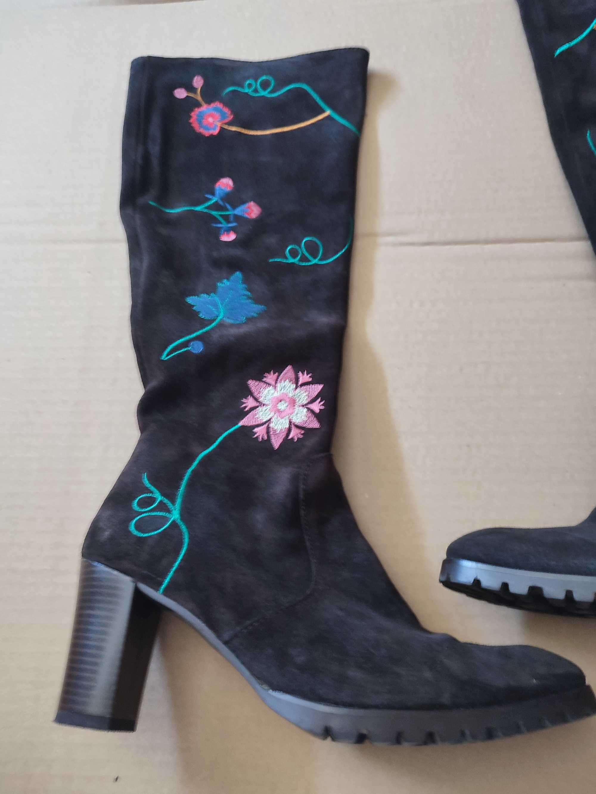 Botas em pele Café Noir (Novas) com flores bordadas