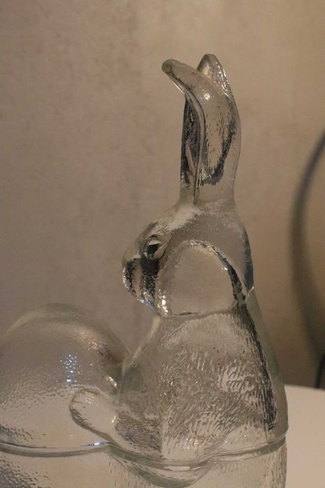 Szklany królik z jajkiem PRL bombonierka